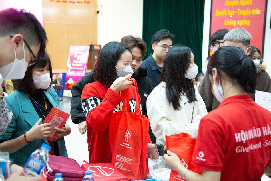  Nhằm đáp ứng nhu cầu máu điều trị sau Tết, nhiều năm nay, Viện Huyết học-Truyền máu Trung ương và nhiều tỉnh, thành phố trong cả nước đã phát động Lễ hội Xuân hồng.(Ảnh: PV/Vietnam+)