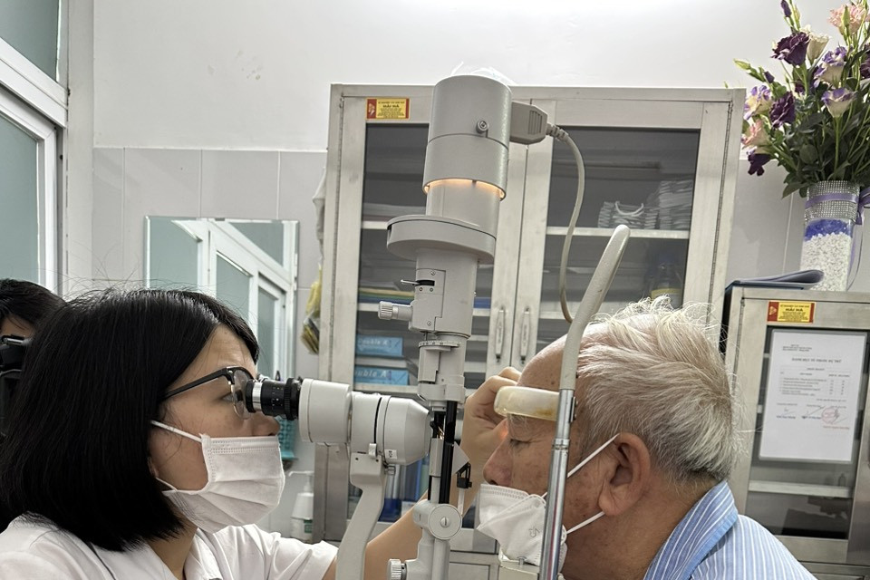 Việc Bệnh viện Mắt Trung ương tổ chức nhiều hoạt động khám, tư vấn, cấp thuốc miễn phí sẽ tăng cường cơ hội tiếp cận của người dân với dịch vụ dự phòng, phát hiện sớm, điều trị và phục hồi chức năng mắt. (Ảnh: T.G/Vietnam+)