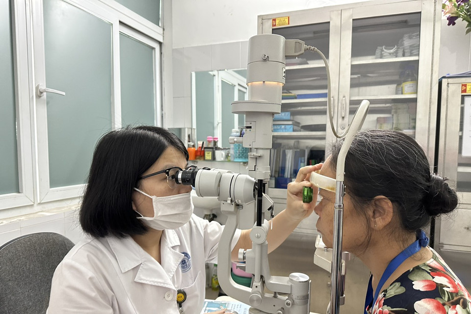 Bác sỹ khám mắt cho người cao tuổi. (Ảnh: T.G/Vietnam+)