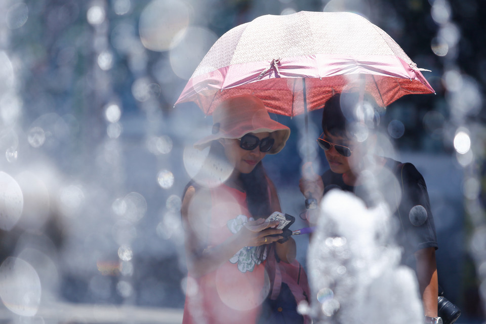 Riêng trong tháng Sáu này, Hà Nội sẽ đón khoảng 2, 3 đợt nắng nóng ở khu vực Bắc Bộ, Bắc và Trung Trung Bộ. (Ảnh: Minh Chiến/Vietnam+)