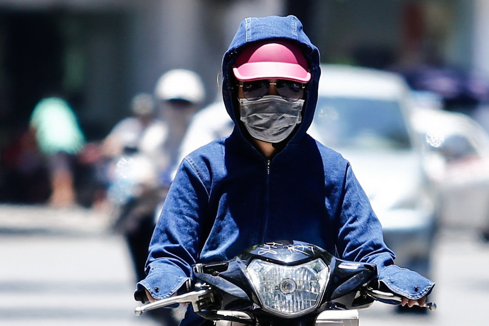 Người dân cũng nên cẩn thận vì mưa rào bất chợt có thể đổ xuống trong những ngày nắng nóng này. (Ảnh: Minh Chiến/Vietnam+)