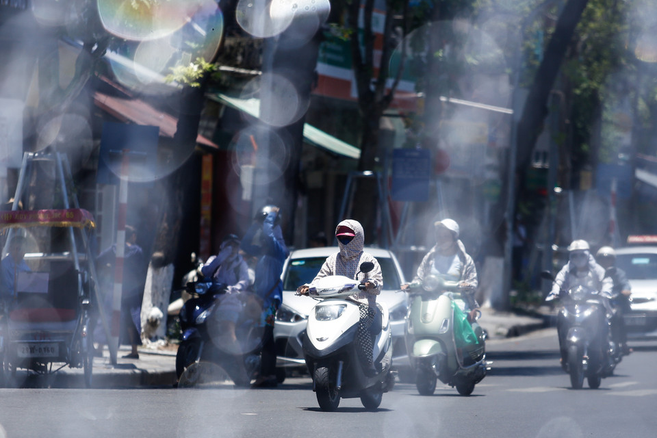 Mới đầu tháng Sáu, thời tiết Thủ đô nói chung và cả nước nói riêng đã khá oi bức. Nhiệt độ ngoài trời hôm 3/6 đạt mức cao nhất 41 độ C. (Ảnh: Minh Chiến/Vietnam+)