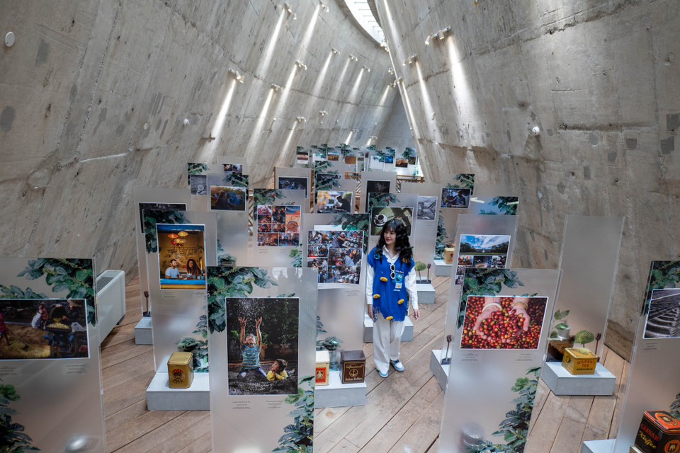 Triển lãm chuyên đề ‘Lịch sử Càphê thế giới’ và triển lãm ảnh nghệ thuật ‘Càphê Việt Nam-Hành trình kiến tạo di sản văn hoá thế giới,’ đã chính thức khai mạc ngày 9/3, tại thủ phủ càphê Buôn Ma Thuột, tỉnh Đắc Lắk. (Ảnh: Vietnam+)