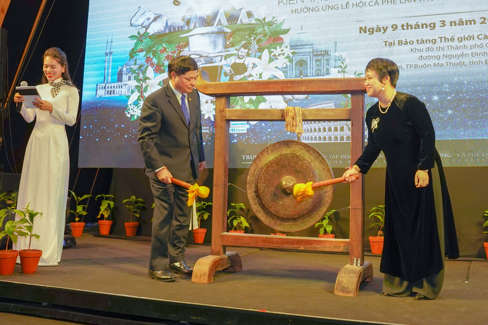 Ban tổ chức Lễ hội Càphê Buôn Ma Thuột lần thứ 8 năm 2023 thực hiện nghi thức khai mạc triển lãm chuyên đề tại Bảo tàng Thế giới Càphê. (Ảnh: Vietnam+)