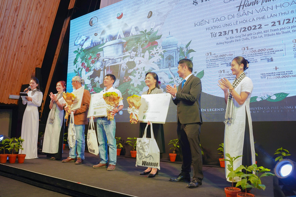 Lễ trao giải của thi ảnh nghệ thuật “Càphê Việt Nam – Hành trình kiến tạo di sản văn hoá thế giới” cũng được diễn ra trong ngày khai mạc triển lãm. (Ảnh: Vietnam+)