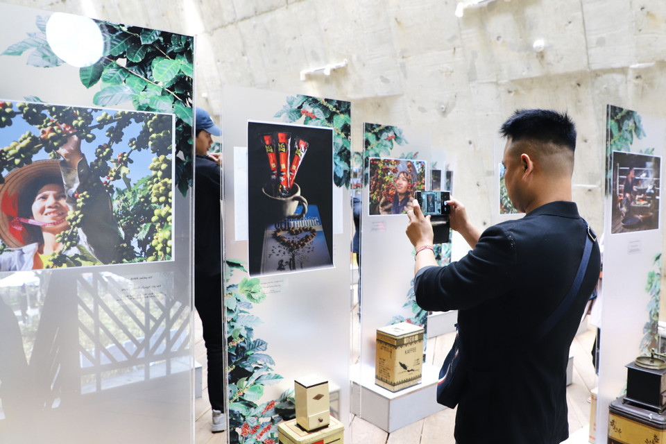 Ban khám khảo cuộc thi đã chọn được 76 tác phẩm để tổ chức triển lãm, từ hơn 1.100 tác phẩm dự thi của hơn 170 tác giả, đến từ hơn 30 tỉnh thành cả nước. (Ảnh: Vietnam+)