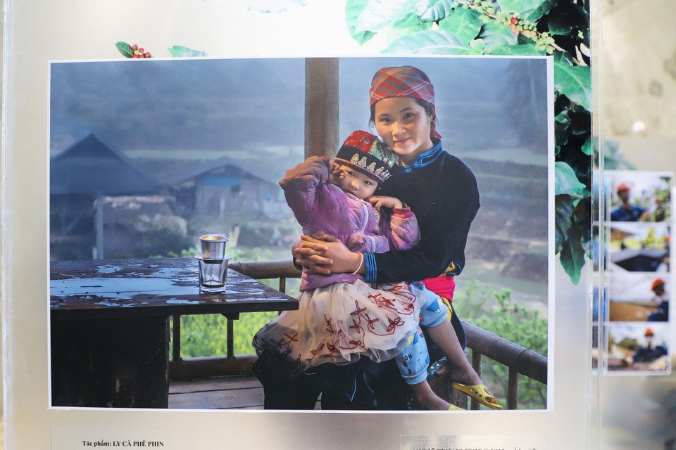 Ban tổ chức cuộc thi đã trao 4 giải đặc biệt dành cho 4 tác giả có tác phẩm xuất sắc nhất và 10 giải khuyến khích cùng 1 giải do cộng đồng bình chọn. (Ảnh: Vietnam+)