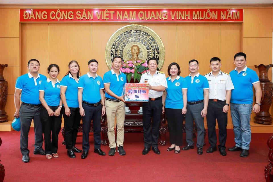 Lãnh đạo Vùng 4 Hải quân nhận quà tặng Tết. (Ảnh: Nguyễn Cúc/TTXVN)