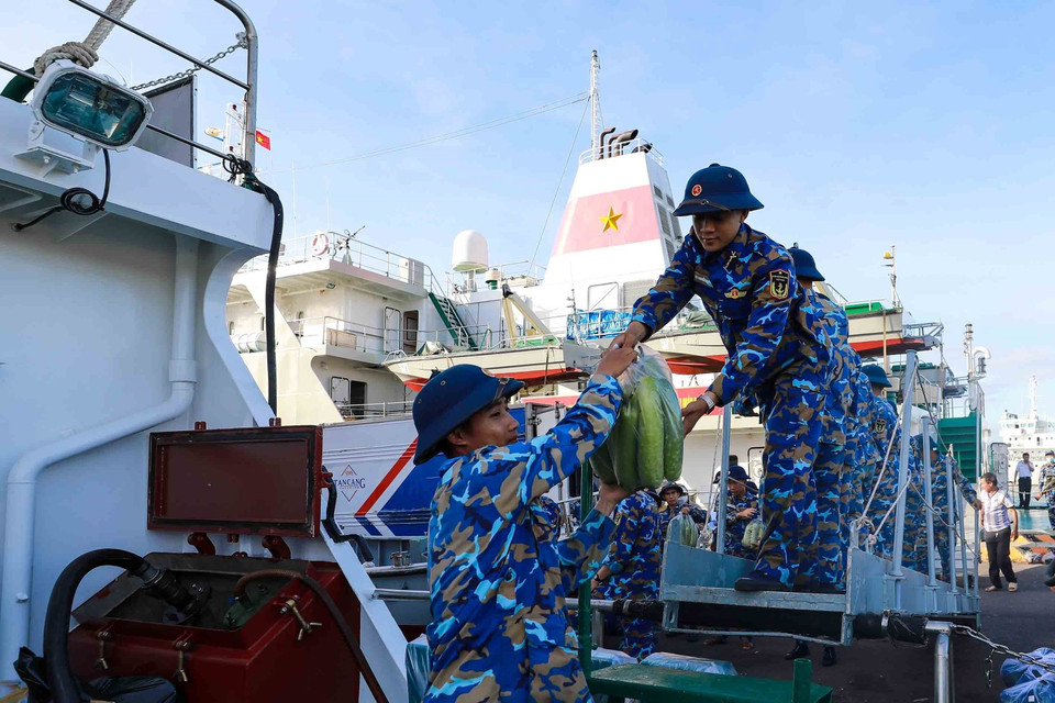 Vận chuyển hàng Tết ra đảo. (Ảnh: Nguyễn Cúc/TTXVN)