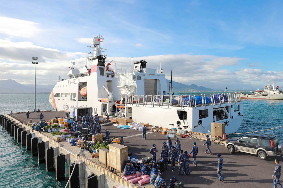 Vận chuyển hàng Tết ra đảo. (Ảnh: Nguyễn Cúc/TTXVN)