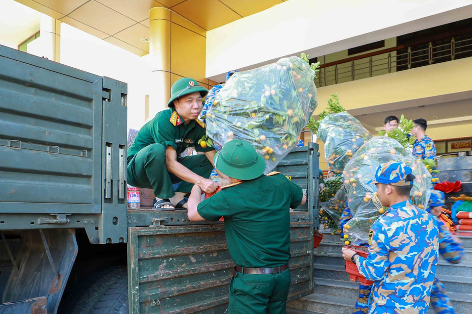 Từng phần quà Tết từ đất liền được gói ghém, bảo quản cẩn thận, mang đậm hương vị Tết. (Ảnh: Nguyễn Cúc/TTXVN)