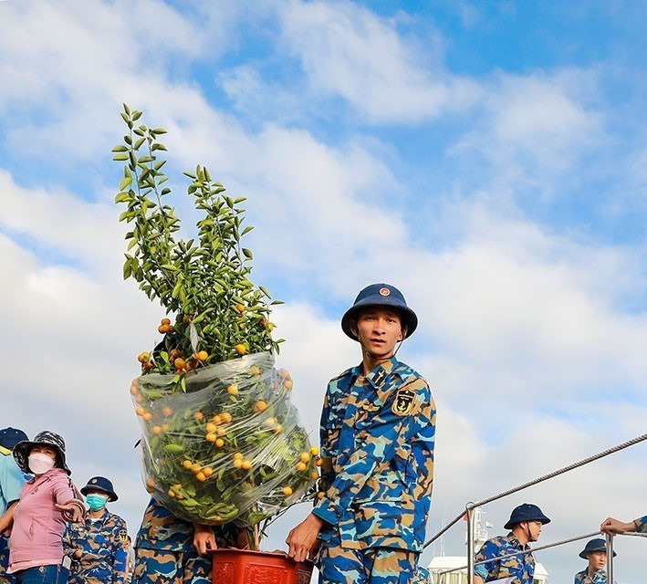 Vận chuyển hàng Tết ra đảo. (Ảnh: Nguyễn Cúc/TTXVN)