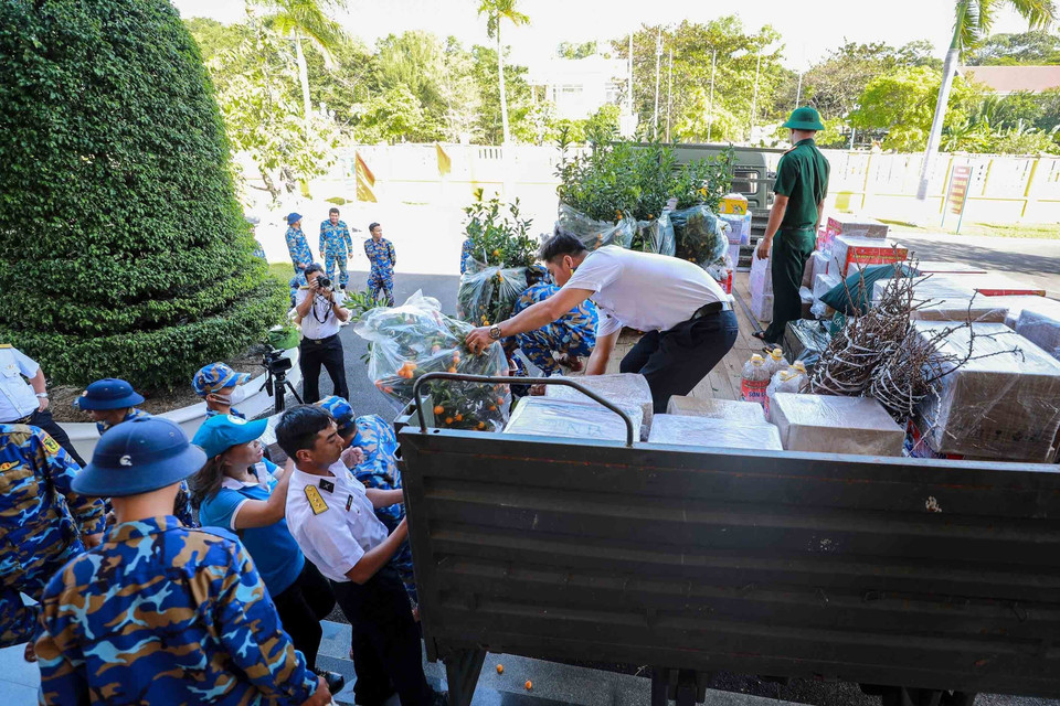 Các phần quà sẽ được các tàu đưa đến huyện đảo, với mong muốn cán bộ, chiến sỹ nơi đảo xa được đón Xuân Quý Mão 2023 thật sự sung túc, đủ đầy và hạnh phúc. (Ảnh: Nguyễn Cúc/TTXVN)