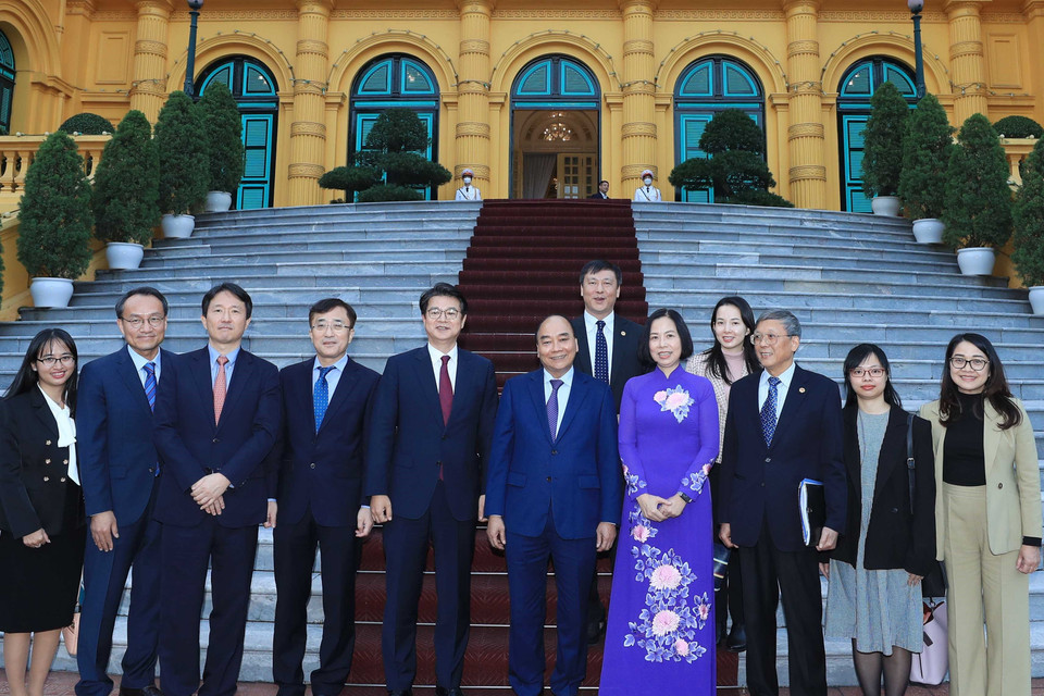 Chủ tịch nước Nguyễn Xuân Phúc chụp ảnh chung với các đại biểu. (Ảnh: Thống Nhất/TTXVN)