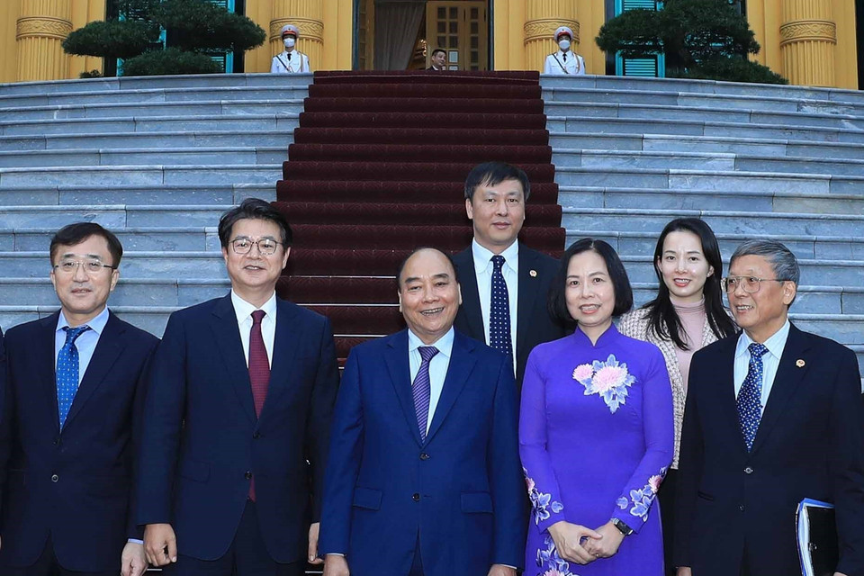 Chủ tịch nước Nguyễn Xuân Phúc chụp ảnh chung với các đại biểu. (Ảnh: Thống Nhất/TTXVN)