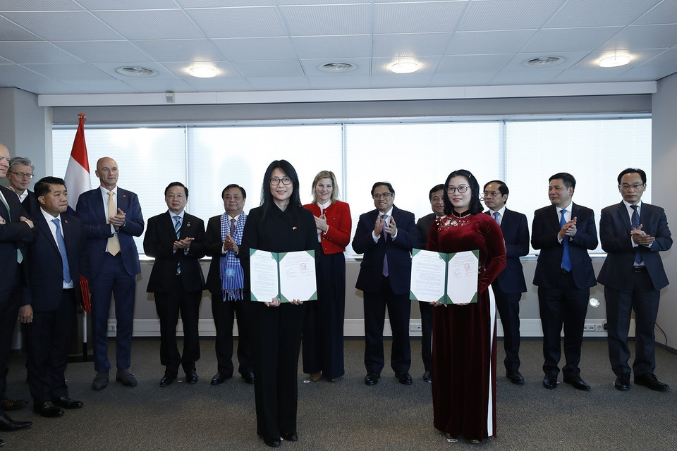 Thủ tướng Phạm Minh Chính chứng kiến lễ trao Bản ghi nhớ Bản ghi nhớ giữa Học viện Nông nghiệp Việt Nam và Tập đoàn Giáo dục Lentiz. (Ảnh: Dương Giang/TTXVN)