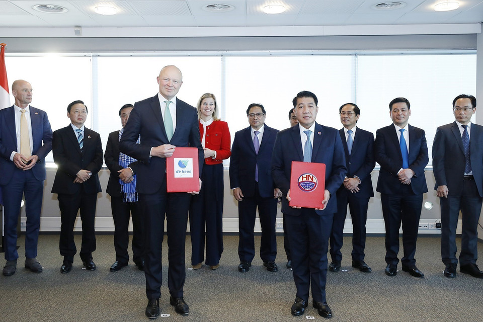 Thủ tướng Phạm Minh Chính chứng kiến lễ trao Biên bản ghi nhớ (MoU) về Quan hệ hợp tác và đối tác chiến lược toàn diện giữa Tập đoàn Hoàng gia De Heus và Tập đoàn Hùng Nhơn. (Ảnh: Dương Giang/TTXVN)