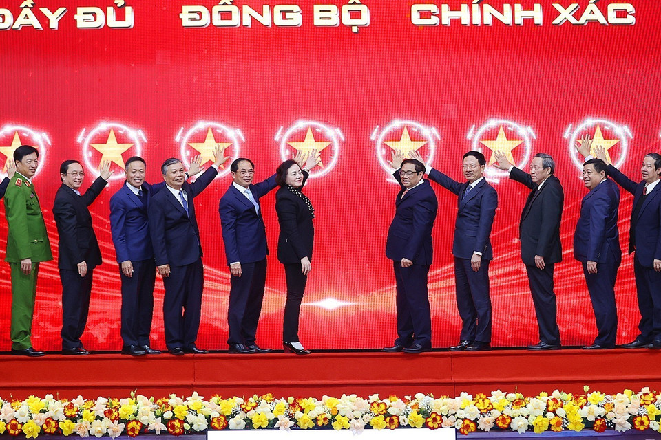 Thủ tướng Phạm Minh Chính và các đại biểu thực hiện nghi thức khai trương cơ sở dữ liệu quốc gia về cán bộ, công chức, viên chức trong cơ quan nhà nước. (Ảnh: Dương Giang/TTXVN)