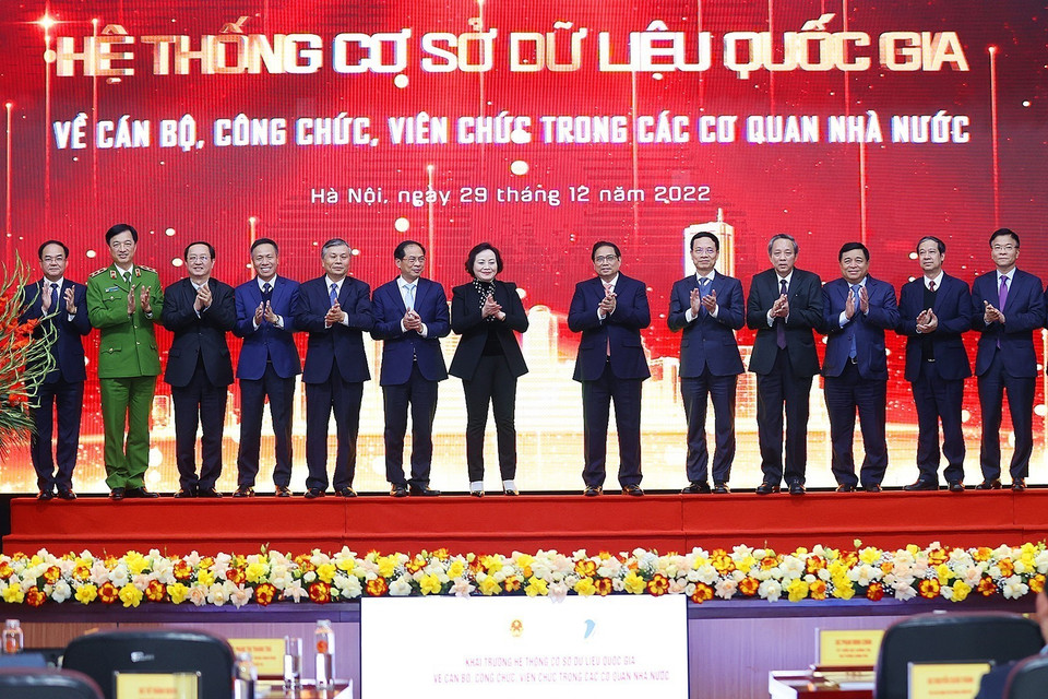 Thủ tướng Phạm Minh Chính và các đại biểu thực hiện nghi thức khai trương cơ sở dữ liệu quốc gia về cán bộ, công chức, viên chức trong cơ quan nhà nước. (Ảnh: Dương Giang/TTXVN)