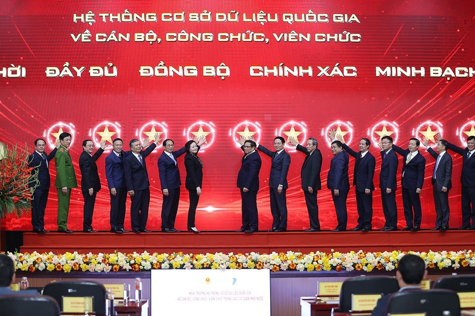 Thủ tướng Phạm Minh Chính và các đại biểu thực hiện nghi thức khai trương cơ sở dữ liệu quốc gia về cán bộ, công chức, viên chức trong cơ quan nhà nước. (Ảnh: Dương Giang/TTXVN)