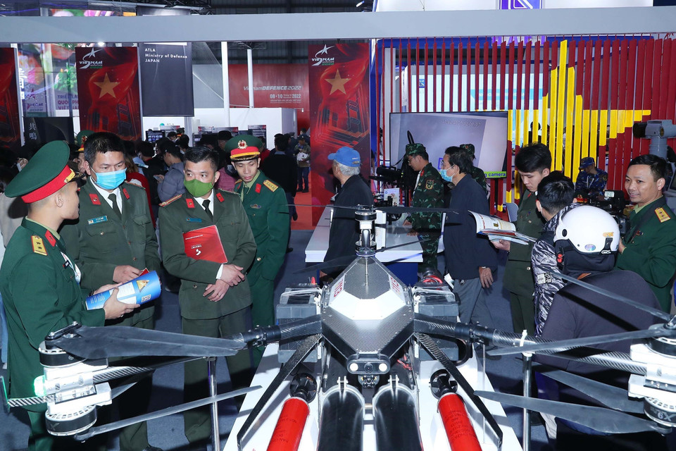 Khách tham quan khu trưng bày vũ khí nước ngoài. (Ảnh: Trọng Đức/TTXVN)