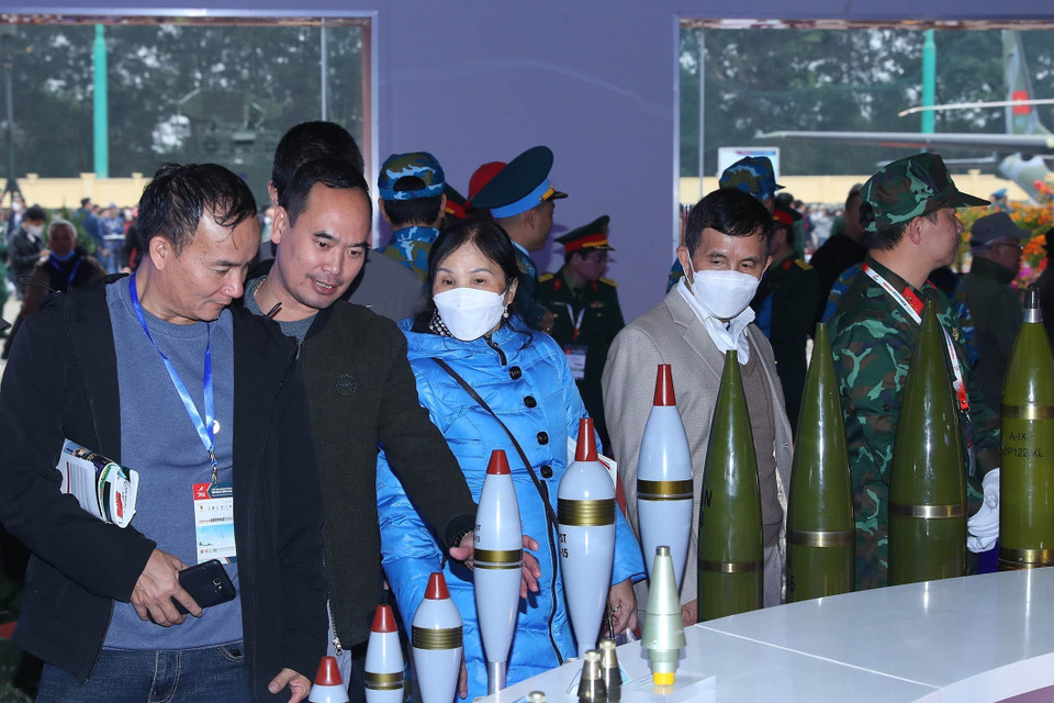 Khách tham quan khu trưng bày vũ khí nước ngoài. (Ảnh: Trọng Đức/TTXVN)