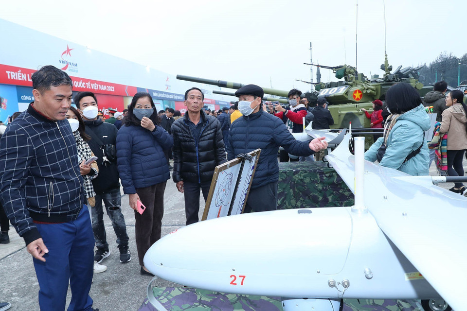 Khách tham quan khu trưng bày máy bay không người lái do Việt Nam sản xuất. (Ảnh: Trọng Đức/TTXVN)