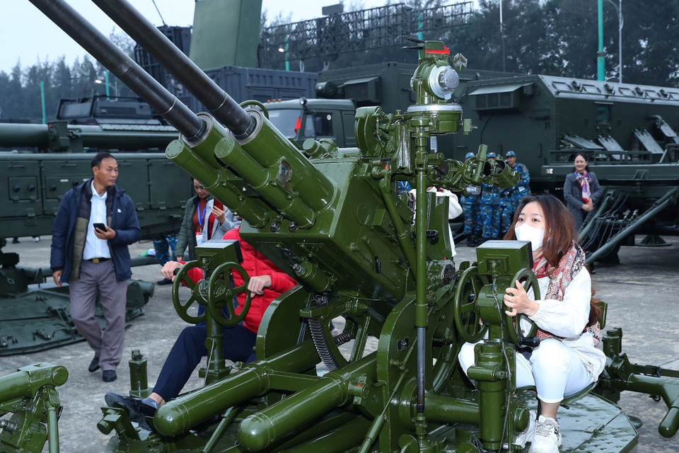 Khách tham quan pháo phòng không. (Ảnh: Trọng Đức/TTXVN)