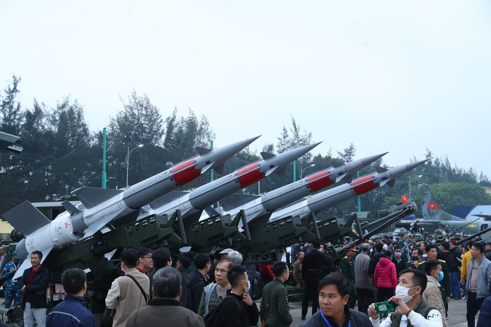 Du khách tham quan khu trưng bày các hệ thống tên lửa đối không hiện đại. (Ảnh: Trọng Đức/TTXVN)