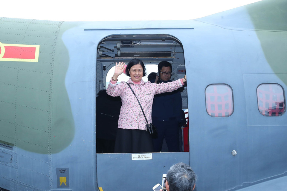 Du khách tham quan, chụp ảnh lưu niệm trên máy bay vận tải quân sự. (Ảnh: Trọng Đức/TTXVN)