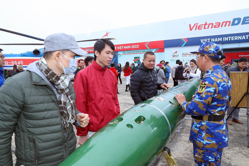 Tham quan các gian trưng bày các loại tên lửa hiện đại. (Ảnh: Trọng Đức/TTXVN)