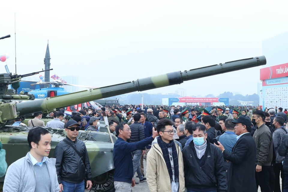Đông đảo nhân dân đến tham quan Triển lãm Quốc phòng quốc tế 2022. (Ảnh: Trọng Đức/TTXVN)