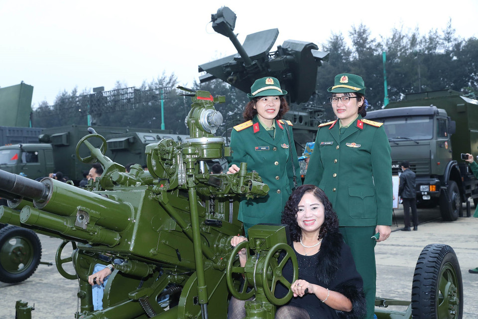 Khách tham quan pháo phòng không. (Ảnh: Trọng Đức/TTXVN)