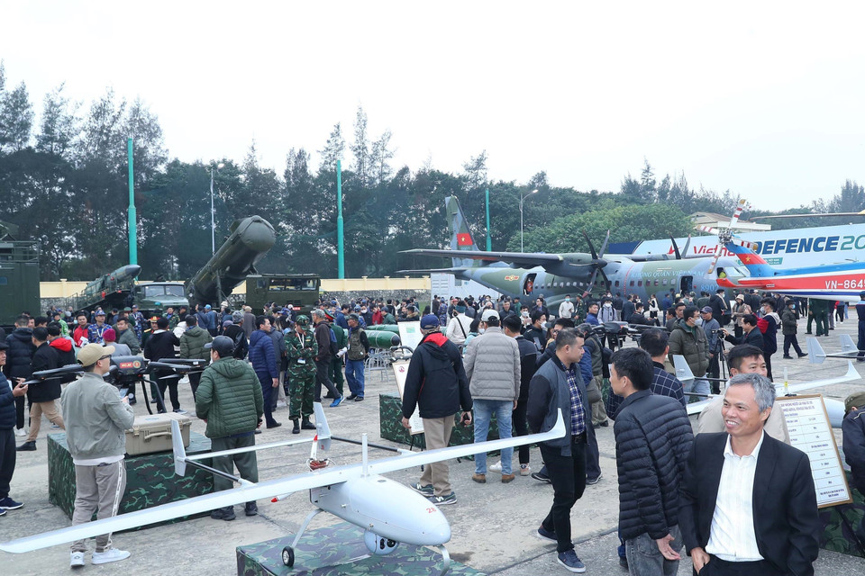 Khách tham quan khu trưng bày máy bay không người lái do Việt Nam sản xuất. (Ảnh: Trọng Đức/TTXVN)