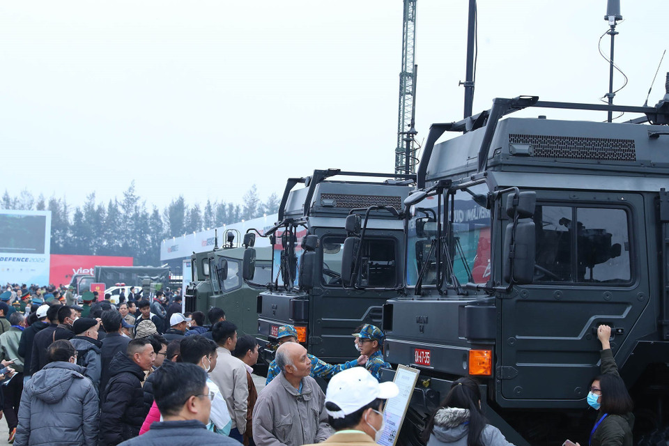 Du khách tham quan khu trưng bày các hệ thống radar hiện đại.(Ảnh: Trọng Đức/TTXVN)