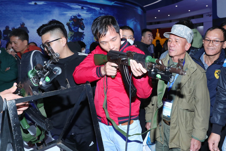 Khách tham quan khu trưng bày vũ khí nước ngoài. (Ảnh: Trọng Đức/TTXVN)