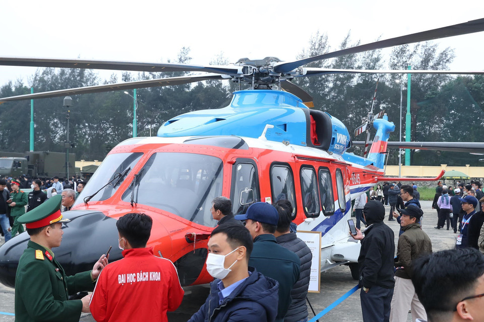 Khách tham quan khu trưng bày trực thăng cứu hộ, cứu nạn hiện đại. (Ảnh: Trọng Đức/TTXVN)