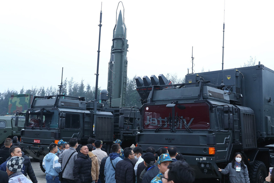 Du khách tham quan khu trưng bày các hệ thống tên lửa hiện đại. (Ảnh: Trọng Đức/TTXVN)