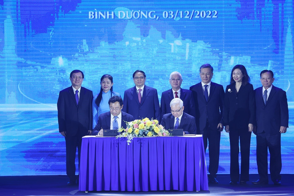 Thủ tướng Phạm Minh Chính chứng kiến lễ ký thỏa thuận hợp tác phát triển hệ sinh thái khởi nghiệp, đổi mới sáng tạo và hỗ trợ chuyển đổi số công nghiệp. (Ảnh: Dương Giang/TTXVN)