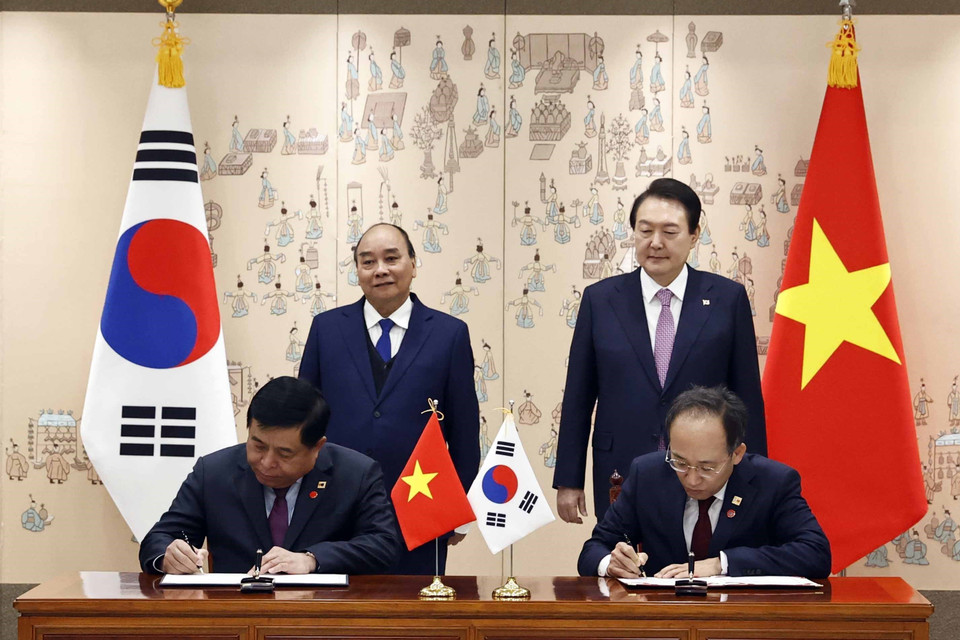 Chủ tịch nước Nguyễn Xuân Phúc và Tổng thống Hàn Quốc Yoon Suk-yeol chứng kiến lễ ký Khung chương trình hợp tác về tài chính giữa Bộ Kế hoạch và Đầu tư với Bộ Kế hoạch và Tài chính Hàn Quốc. (Ảnh: Thống Nhất/TTXVN)