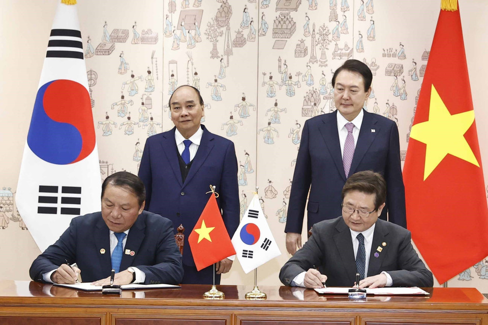 Chủ tịch nước Nguyễn Xuân Phúc và Tổng thống Hàn Quốc Yoon Suk-yeol chứng kiến lễ ký Biên bản ghi nhớ về hợp tác văn hoá giai đoạn 2023 đến 2025 giữa Bộ Văn hoá Thể thao và Du lịch hai nước. (Ảnh: Thống Nhất/TTXVN)