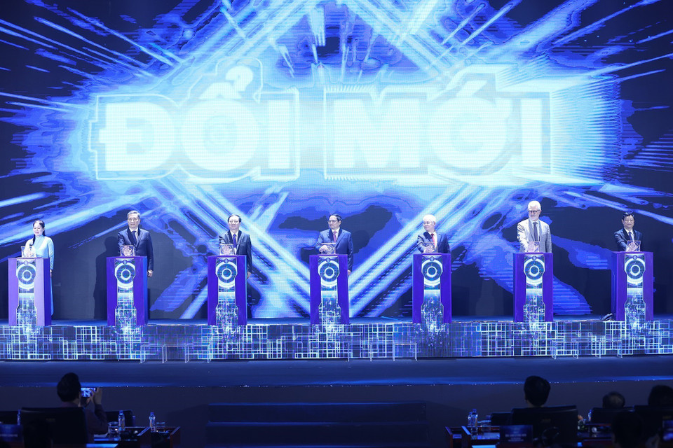 Thủ tướng Phạm Minh Chính và các đại biểu bấm nút khai mạc chương trình Dấu ấn TECHFEST Việt Nam 2022. (Ảnh: Dương Giang/TTXVN)