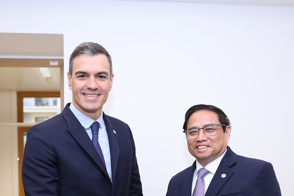 Thủ tướng Phạm Minh Chính gặp Thủ tướng Tây Ban Nha Pedro Sánchez Pérez-Castejón. (Ảnh: Dương Giang/TTXVN)