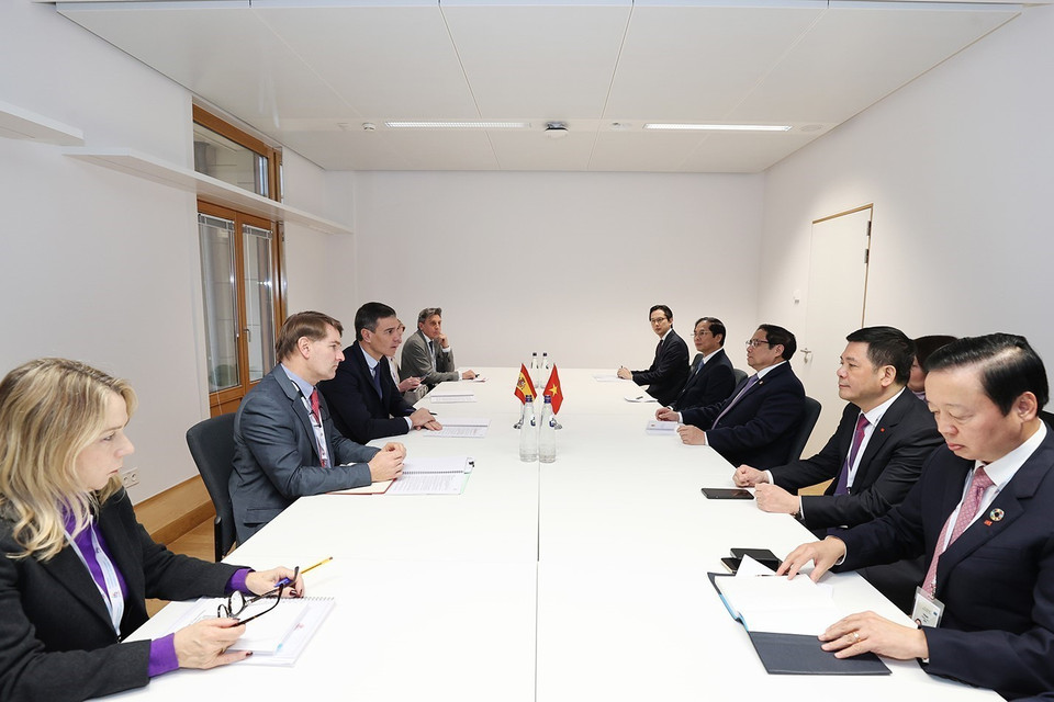  Thủ tướng Phạm Minh Chính gặp Thủ tướng Tây Ban Nha Pedro Sánchez Pérez-Castejón. (Ảnh: Dương Giang/TTXVN)