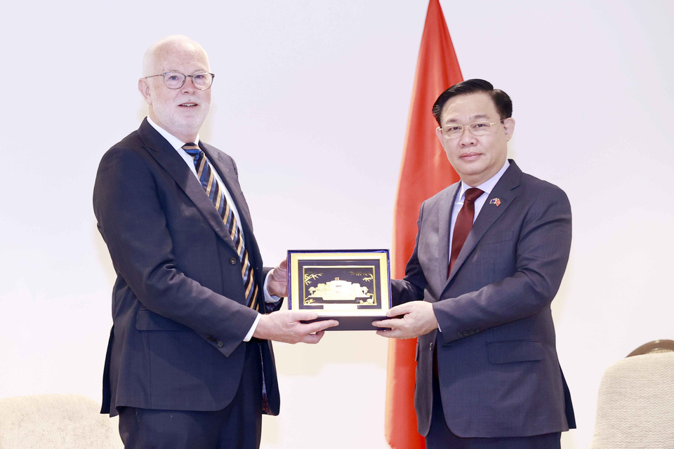 Chủ tịch Quốc hội Vương Đình trao vật phẩm lưu niệm cho ông Mike Cronin, Giám đốc điều hành phụ trách các vấn đề hợp tác Tập đoàn Fonterra. (Ảnh: Doãn Tấn/TTXVN)