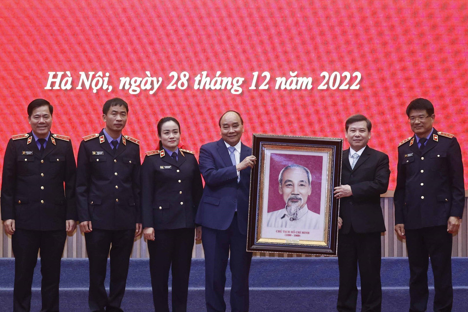 Chủ tịch nước Nguyễn Xuân Phúc trao bức chân dung Chủ tịch Hồ Chí Minh tặng ngành kiểm sát nhân dân. (Ảnh: Thống Nhất/TTXVN)