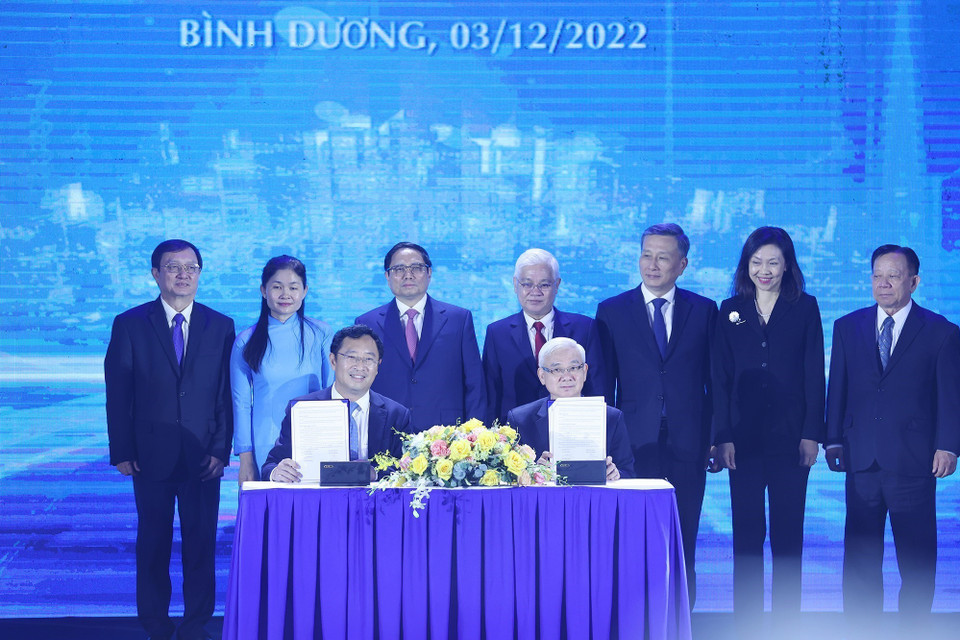 Thủ tướng Phạm Minh Chính chứng kiến lễ ký thỏa thuận hợp tác phát triển hệ sinh thái khởi nghiệp, đổi mới sáng tạo và hỗ trợ chuyển đổi số công nghiệp. (Ảnh: Dương Giang/TTXVN)