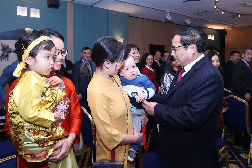 Thủ tướng Phạm Minh Chính gặp gỡ đại diện cộng đồng người Việt Nam tại Luxembourg. (Ảnh: Dương Giang/TTXVN)