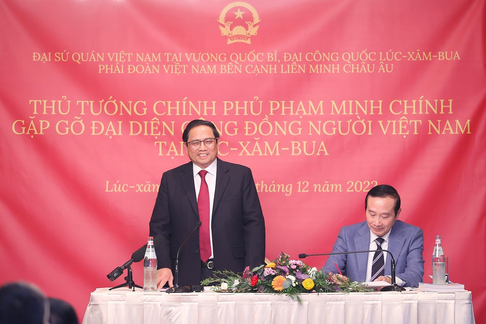 Thủ tướng Phạm Minh Chính phát biểu, động viên cộng đồng người Việt Nam tại Luxembourg. (Ảnh: Dương Giang/TTXVN)