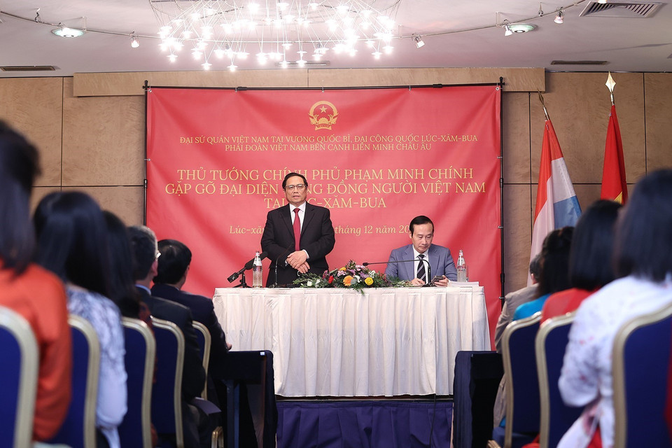 Thủ tướng Phạm Minh Chính phát biểu, động viên cộng đồng người Việt Nam tại Luxembourg. (Ảnh: Dương Giang/TTXVN)